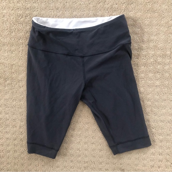 Lululemon REVERSIBLE biker shorts - Picture 4 of 5